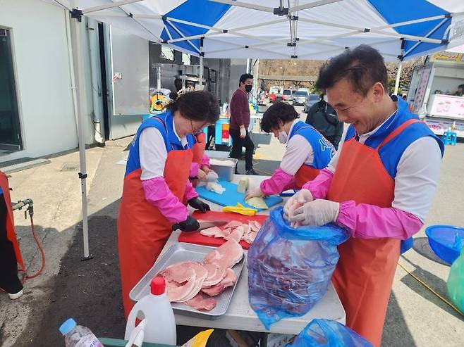 [의성=뉴시스] 이상제 기자 = 24일 오후 경북 의성군 박곡리 안평면사무소에서 자원봉사자들이 식사를 준비하고 있다. 2025.03.24. king@newsis.com  *재판매 및 DB 금지