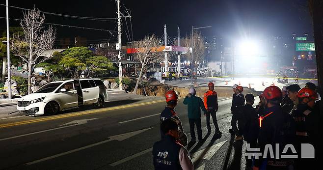 [서울=뉴시스] 김근수 기자 = 24일 서울 강동구 명일동 한 도로에 발생한 대형 싱크홀이 보이고 있다. 2025.03.24. ks@newsis.com