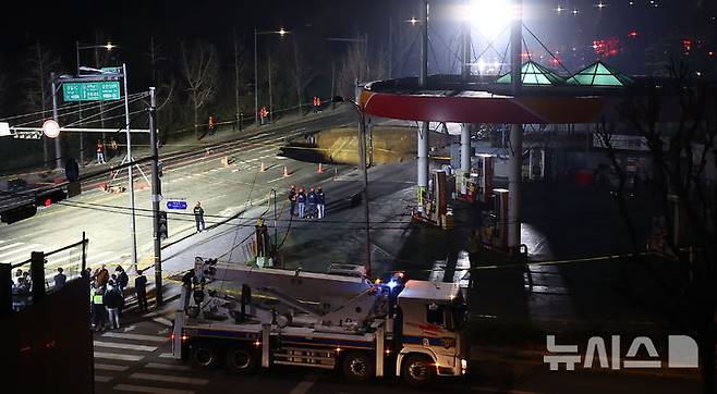 [서울=뉴시스] 김근수 기자 = 24일 서울 강동구 명일동 한 도로에 발생한 대형 싱크홀이 보이고 있다. 2025.03.24. ks@newsis.com