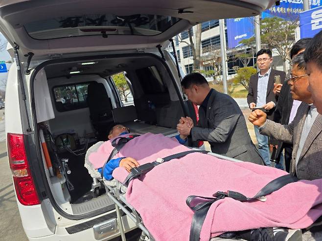 더민주전북혁신회의 방용승 상임대표는 24일 윤석열 대통령 탄핵을 촉구하는 무기 단식 도중 건강악화로 병원으로 이송됐다. 더민주전북혁신회의 제공