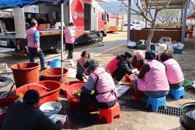 원불교봉공회에서 나온 30여명의 자원봉사자들이 24일 소방대원들이 먹을 점심 식사를 준비하고 있다.