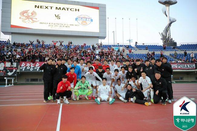 [사진] 광주전 승리 후 기념촬영을 한 포항 선수단과 서포터