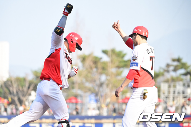 [OSEN=광주, 조은정 기자]22일 광주KIA챔피언스필드에서 2025 신한 SOL Bank KBO리그 KIA 타이거즈와 NC 다이노스의 개막전이 열렸다.홈팀이자 디펜딩 챔피언 KIA는 에이스 제임스 네일을 출격, 원정팀 NC는 새 외국인 투수 로건 앨런을 선발로 내세웠다.8회말 1사 2,3루 KIA 한준수가 달아나는 쓰리런 홈런을 날린 뒤 베이스를 돌고 있다. 2025.03.22 /cej@osen.co.kr