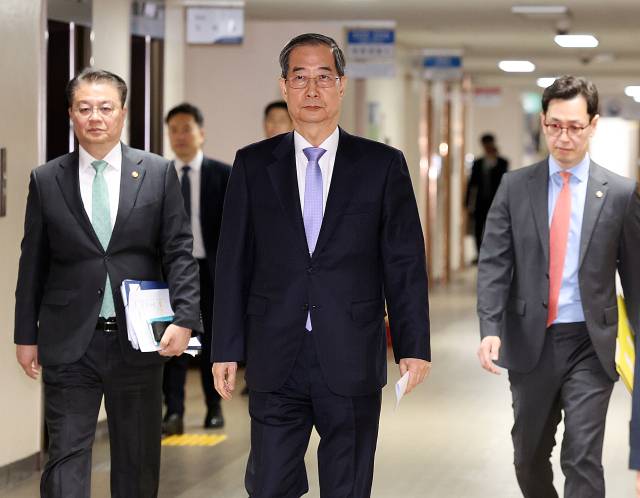 ▲헌법재판소의 탄핵 기각으로 직무에 복귀한 한덕수 대통령 권한대행 국무총리가 24일 정부서울청사에서 대국민담화를 위해 이동하고 있다. ⓒ연합뉴스