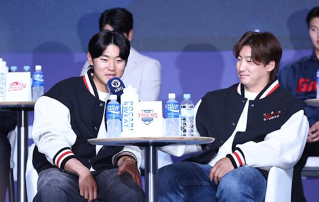 KIA 김도영과 나성범이 지난 20일 서울 송파구 롯데호텔월드에서 열린 2025 신한 SOL Bank KBO 프로야구 개막 미디어데이에서 이번 시즌 각오를 밝히고 있다. 연합뉴스