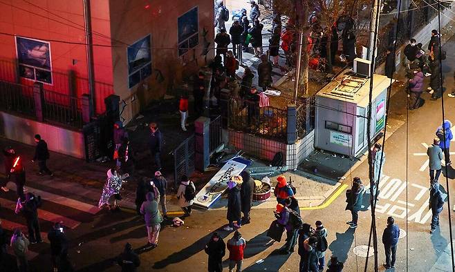 지난 1월 19일 오전 서울 마포구 서울서부지방법원 후문에서 윤 대통령 지지자들이 경내로 진입하고 있다. 연합뉴스