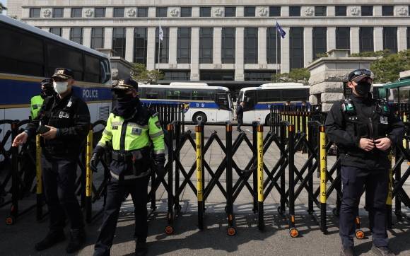 헌재 앞 경비 강화 - 윤석열 대통령의 탄핵심판 선고를 앞두고 경찰이 23일 서울 종로구 헌법재판소 정문 앞에서 경계 근무를 서고 있다. 25일 전국농민회총연맹이 윤 대통령 파면을 촉구하는 ‘트랙터 상경 집회’를 예고하자 윤 대통령 지지자들이 맞대응할 조짐을 보이고 있다. 연합뉴스