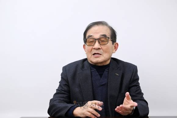 박도순 고려대 명예교수는 23일 서울신문과의 인터뷰에서 “단순 암기가 의미 없는 시대에도 여전히 암기 위주 교육이 좋은 점수를 받는 구조”라며 “교육을 통해서 우리 사회가 무엇을 얻고 싶은가, 대학 교육의 목적은 무엇인가에 대한 깊이 있는 논의가 필요하다”고 강조했다. 도준석 전문기자