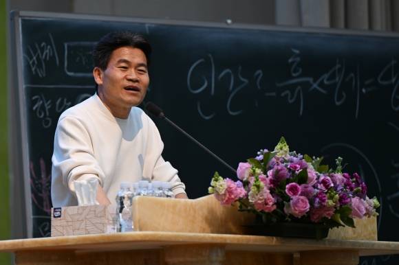 광주 안디옥교회서 열린 탄핵반대 집회 참석한 전한길 - 23일 오후 광주 서구 안디옥교회에서 광주보수정당시민사회단체연석회의와 안디옥교회 주관으로 열린 ‘대통령 탄핵반대 광주·전남 애국시민 총궐기집회’에서 전한길 역사강사가 발언을 하고 있다. 2025.03.23. 뉴시스