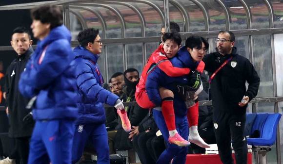 한국 축구 국가대표 이강인이 20일 고양종합운동장에서 열린 2026 북중미월드컵 아시아 지역 3차 예선 B조 7차전 오만과의 홈 경기에서 발목을 다친 뒤 의료진에게 업혀 교체되고 있다. 뉴시스