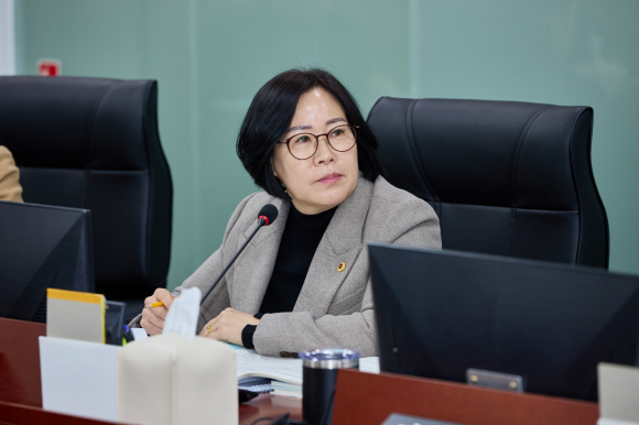 서현옥 의원이 정담회에서 학교 내 전기차 충전소 설치와 관련해 어린이 안전을 최우선으로 고려해야 한다는 입장을 밝히고 있다.