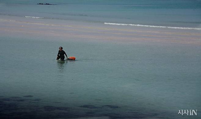 ​제주특별자치도 구좌읍 세화리 앞바다에서 물질을 마친 해녀가 나오고 있다. ⓒ시사IN 포토