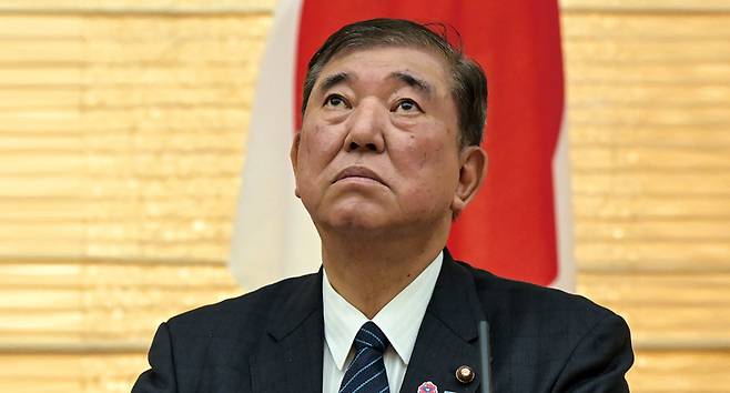 1월21일 일본 도쿄 총리 관저에서 열린 서명식 직후, 이시바 시게루 일본 총리가 라오스 총리와 함께 한 기자회견에서 발언을 듣고 있다. ⓒEPA 연합