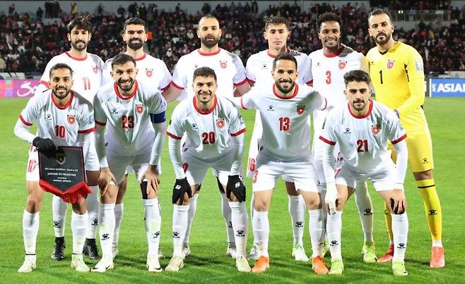 요르단 선수들이 21일(한국시간) 팔레스타인과 2026북중미월드컵 아시아 최종예선 B조 7차전 홈경기 직전 기념촬영을 하고 있다. 사진출처｜AFC 홈페이지