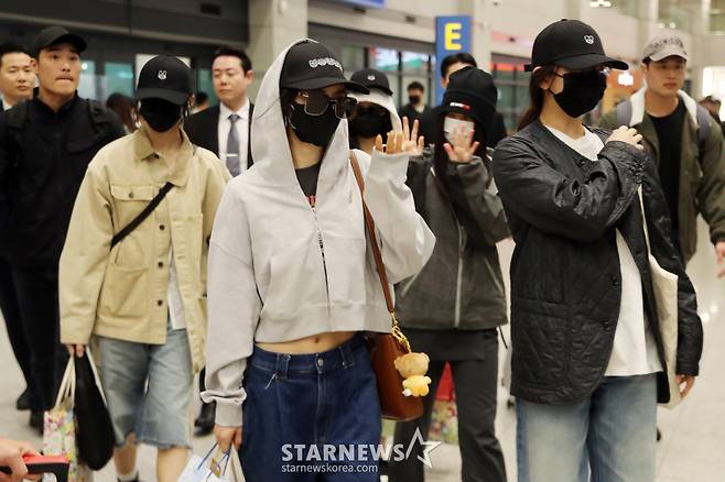그룹 뉴진스 (NJZ) 해린, 하니, 민지, 다니엘, 혜인이 홍콩 일정을 마치고 24일 오후 인천국제공항을 통해 입국하고 있다. 2025.03.24 /사진=임성균 tjdrbs23@