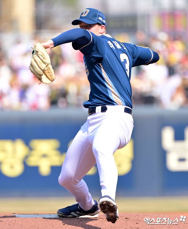 23일 오후 광주기아챔피언스필드에서 열린 '2025 신한 SOL Bank KBO리그' NC 다이노스와 KIA 타이거즈의 경기, 1회말 NC 선발투수 라일리가 공을 힘차게 던지고 있다. 광주, 김한준 기자