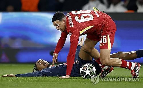 스페인 매체 '렐레보' 기자 마테오 모레토가 23일(한국시간) 아놀드가 4월에 자신의 미래를 결정하게 될 것이라고 전했다.&nbsp;다른 스패인 매체 '마르카'도 다르지 않았다. 매체는 아놀드의 레알 이적이 99% 완료됐다면서 아놀드가 리버풀의 재계약 제안을 아놀드는 오랜 시간 전에 레알 이적을 결정해 왔고 어떤 것도 그의 마음을 되돌리지 못할 것이라고 전했다.&nbsp;연합뉴스