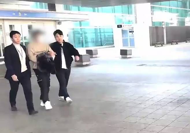 체포되는 총책 A씨 중국 기반 보이스피싱 조직 총책이 인천공항에서 체포돼 경찰차로 이동하고 있다.[경기북부경찰청 제공, 재판매 및 DB 금지]