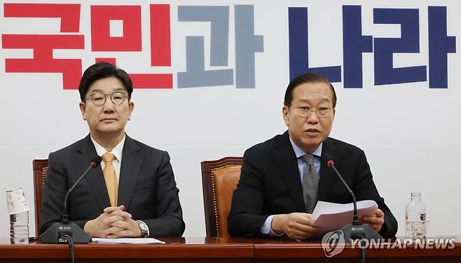 입장 발표하는 권영세 비대위원장 (서울=연합뉴스) 김주형 기자 = 국민의힘 권영세 비상대책위원장(오른쪽)이 24일 서울 여의도 국회에서 한덕수 국무총리 탄핵 기각과 관련해 입장을 밝히고 있다. 왼쪽은 권성동 원내대표. 2025.3.24 kjhpress@yna.co.kr