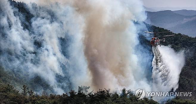 의성 산불 현장에 투입된 산림청 헬기 (의성=연합뉴스) 윤관식 기자 = 경북 의성군 대형 산불 발생 이틀째인 23일 의성군 산불 발화지점 인근 야산에서 산림청 헬기가 산불 진화를 하고 있다. 2025.3.23 psik@yna.co.kr