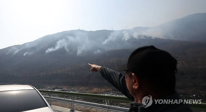 산청 산불 나흘째 (산청=연합뉴스) 김동민 기자 = 경남 산청군 지역 산불 발생 나흘째인 24일 오전 산청군 단성면 일대 산불이 이어지고 있다. 2025.3.24 image@yna.co.kr