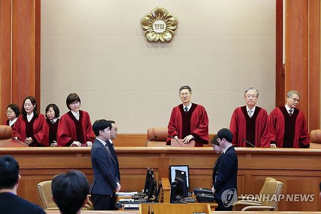 입장하는 헌법재판관들 (서울=연합뉴스) 김인철 기자 = 한덕수 국무총리의 탄핵심판 선고 날인 24일 서울 종로구 헌법재판소 심판정에 문형배 헌법재판소장 권한대행을 비롯한 재판관들이 입장하고 있다. 헌재는 이날 한 총리에 대한 국회의 탄핵소추를 기각했다. 2025.3.24 [공동취재] photo@yna.co.kr