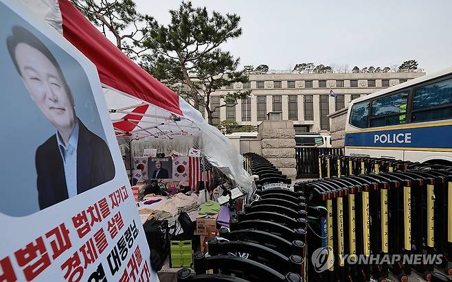 출입통제되는 헌법재판소 (서울=연합뉴스) 김인철 기자 = 헌법재판소의 윤석열 대통령 탄핵심판 선고가 다가오고 있는 24일 서울 종로구 헌법재판소 앞에 바리케이드 등이 설치돼 있다. 2025.3.24 yatoya@yna.co.kr