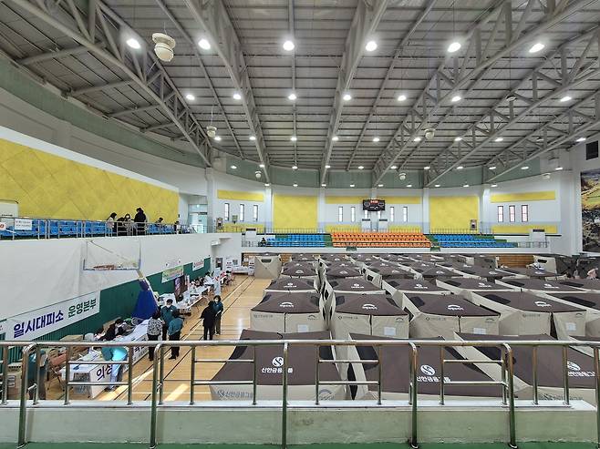 의성산불 사흘째…임시대피소인 의성체육관 (대구=연합뉴스) 박세진 기자 = 경북 의성군 대형산불 사흘째인 24일 경북 의성군 의성읍 의성체육관에 임시대피소가 마련돼 있다. 2025.3.24 psjpsj@yna.co.kr