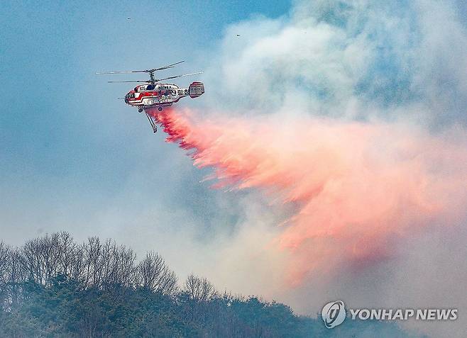 산불지연제 투하하는 산림청 헬기 (의성=연합뉴스) 윤관식 기자 = 경북 의성군 대형 산불 발생 사흘째인 24일 의성군 옥산면 정자리에서 산림청 헬기가 산불지연제(리타던트)를 투하하며 산불 진화를 하고 있다. 2025.3.24 psik@yna.co.kr