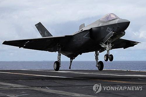 F-35 제트전투기 (미국 하와이주 오아후 로이터=연합뉴스 자료사진) 2024년 7월 19일 태평양 연안 '림팩' 훈련이 열리는 가운데, 미국 하와이주 오아후에서 남쪽으로 약 160㎞ 떨어진 해상에 있는 미국 항공모함 '칼 빈슨'호에 F-35 제트전투기가 착륙하고 있다. 2025.3.24.