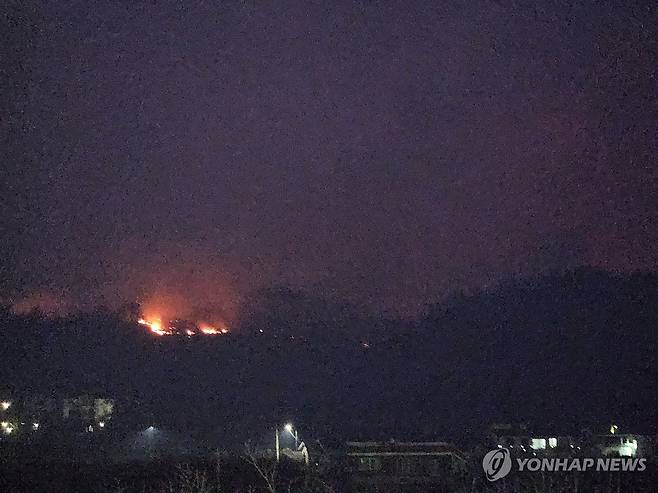 의성 산불, 야간에도 진화 계속 [연합뉴스 자료사진. 재판매 및 DB 금지]