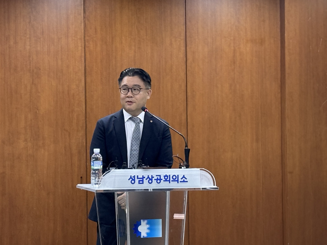 25일 주총 이후 한상윤 한화에어로스페이스 IR 담당 임원이 기자들과 질의응답을 하고 있다./사진=백유진 기자 byj@
