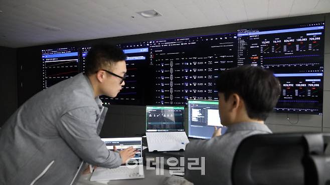 하이엠솔루텍의 종합상황실에서 관제사들이 모니터를 보고 전국 곳곳에 설치된 에어컨 상황을 모니터링하고 있다.(사진=하이엠솔루텍)