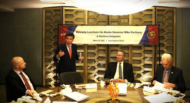 방한 중인 마이크 던리비 미국 알래스카 주지사(왼쪽 세번째) 등이 25일 서울 종로구 포시즌스호텔 서울에서 제임스 김 주한미국상공회의소(암참) 회장(왼쪽 두번째)과 회동하고 있다. (사진=암참 제공)