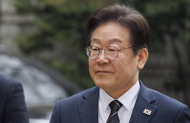 이재명 더불어민주당 대표가 25일 서울 서초구 서울중앙지법에서 열린 ‘대장동·위례·백현동·성남FC 사건’ 1심 공판에 출석하다 취재진 질문을 받고 있다. 이 대표는 26일 공직선거법 위반 사건의 항소심 판결을 앞두고 있다. (사진=연합뉴스)