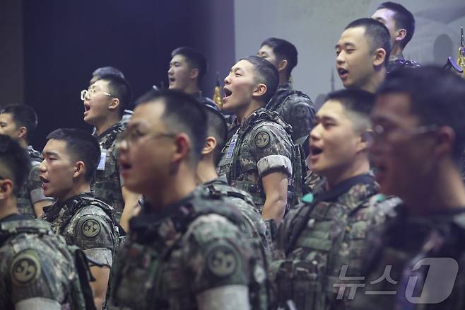 제10회 육군 군가합창대회에서 군가를 가창하는 육군 장병들의 모습. (국방일보 제공)