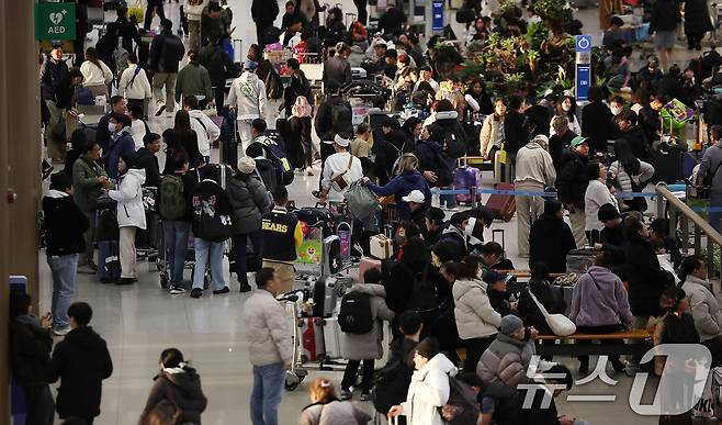 2일 오전 인천국제공항 제1여객터미널 입국장이 해외 여행에서 돌아오는 여행객들로 붐비고 있다.  2025.2.2/뉴스1 ⓒ News1 김진환 기자