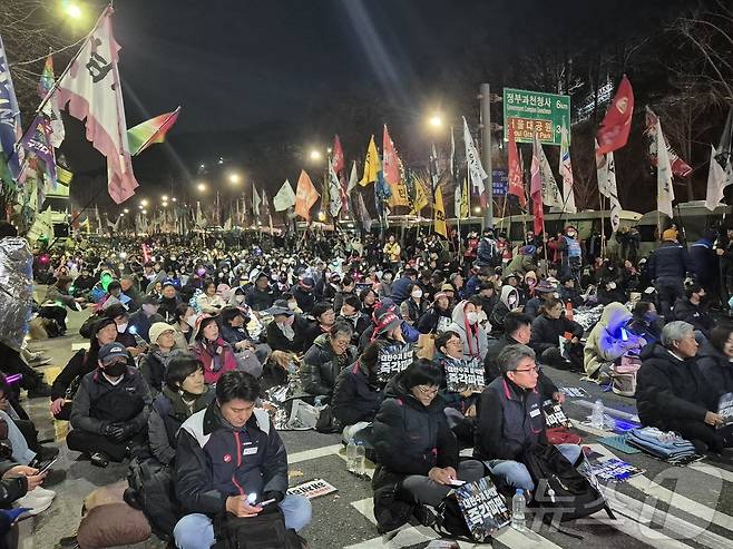 25일 서울 서초구 남태령고개에서 전국농민회총연맹(전농)이 8개 차로 중 3개 차로를 점유한 채 또다시 '트랙터 상경 집회'를 열고있는 모습. 2025.3.25/뉴스1 ⓒ News1 신윤하 기자