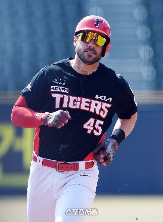 KIA 위즈덤이 14일 잠실구장에서 열린 2025 KBO리그 두산과 시범경기 1회초 1사 3루 상황에서 두산 선발 최승용을 상대로 2점 홈런을 치고 베이스를 돌고 있다. 잠실 | 박진업 기자 upandup@sportsseoul.com