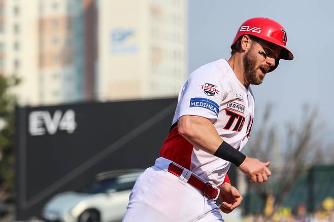 KIA 위즈덤이 23일 광주-기아 챔피언스 필드에서 열린 2025 KBO리그 정규시즌 개막 시리즈 2차전 NC와 경기에서 득점 후 기뻐하고 있다. 사진 | KIA 타이거즈