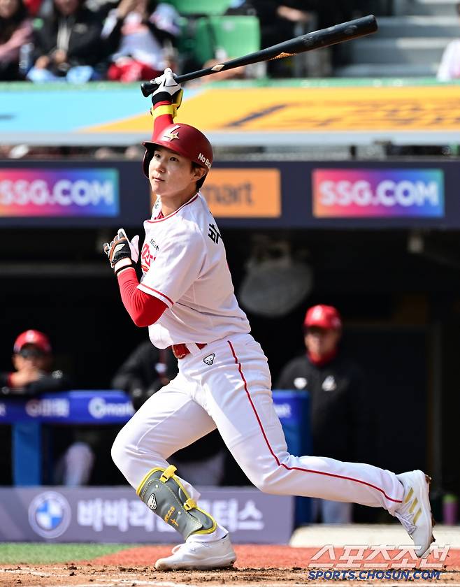 10일 인천 SSG랜더스필드에서 열린 SSG 랜더스와 한화 이글스의 시범경기. SSG 박성한이 타격을 하고 있다. 인천=박재만 기자 pjm@sportschosun.com/2025.03.10/