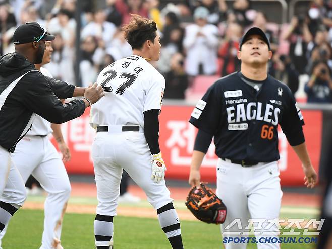 23일 수원 KT위즈파크에서 열린 한화-KT전. 11회말 2사 1, 2루 배정대가 끝내기 적시타를 친 후 환호하고 있다. 패전 투수가 된 주현상이 아쉬워하고 있다. 수원=정재근 기자 cjg@sportschosun.com/2025..3.23/