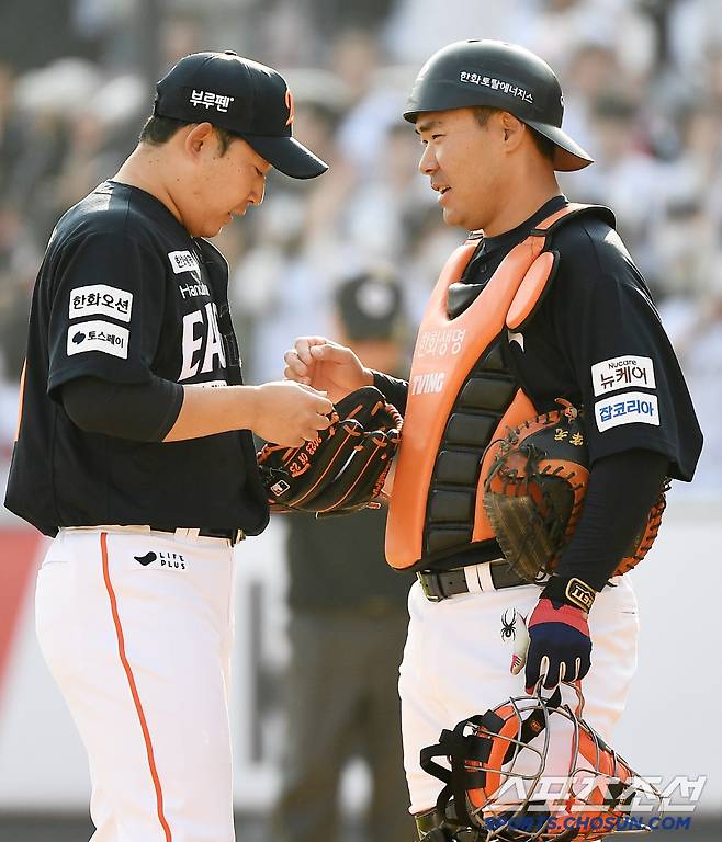 22일 수원 KT위즈파크에서 열린 한화와 KT의 개막전. 9회말 등판한 마무리 주현상이 김상수에게 솔로포를 허용하자 이재원 포수가 올라가 대화하고 있다. 수원=정재근 기자 cjg@sportschosun.com/2025..3.22/