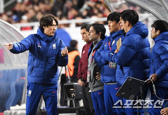 25일 수원월드컵경기장 열린 2026 FIFA 북중미 월드컵 아시아지역 3차 예선 대한민국과 요르단의 경기. 홍명보 감독이 경기 후반 작전 회의를 하고 있다. 수원=박재만 기자 pjm@sportschosun.com/2025.03.25/