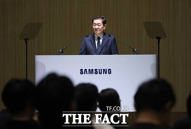 삼성전자는 올해 1분기에 지난해 1분기(6조6100억원) 대비 다소 줄어든 영업이익을 기록할 것으로 예상된다. 사진은 지난 19일 경기 수원 수원컨벤션센터에서 열린 제56기 삼성전자 정기 주주총회에서 인사말을 하고 있는 한종희 부회장. /임영무 기자