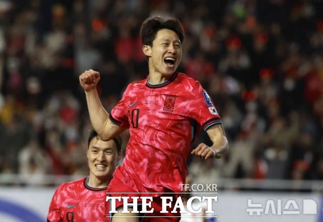 한국의 미드필더 이재성이 25일 수원월드컵경기장에서 열린 요르단과 2026 북중미 월드컵 아시아 3차예선 홈 차전 전반 5분 선제골을 기록한 뒤 한호하고 있다./수원=뉴시스