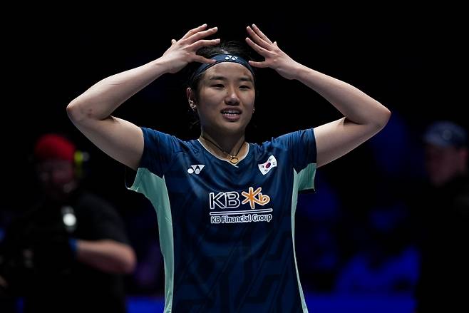 2025년 4개 국제대회를 연속해서 우승한 세계 랭킹 1위 안세영. 왕관을 쓰는 세리머니를 하고 있다. 개인 스폰서 허용 문제를 둘러싼 논란이 다시 일고 있다. 사진 요넥스 제공.