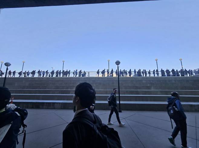 19일(현지시간) 미국 캘리포니아주 새너제이 'GTC 2025'에서 젠슨 황 엔비디아 CEO 기조강연을 보기 위해 참가자들이 줄을 서서 대기하고 있다, 사진 박준이 기자