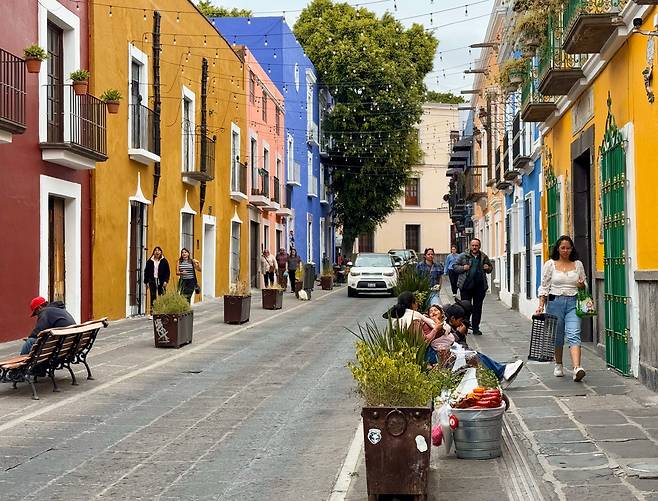 멕시코의 푸에블라(Peubla) 마을의 거리. '멕시코에서는 색이 주소'라는 표현처럼 라벤더, 오렌지, 연두색 등 자기가 좋아하는 색으로 집을 칠한다. 얼핏 보면 현란해 보이지만 나름의 질서가 있다./박진배