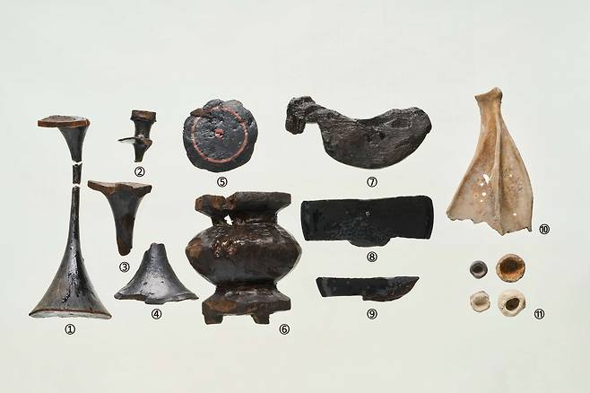 김해 봉황동 유적에서 출토된 목제품 일괄. ①옻칠 두형 그릇. ②~④옻칠 두형 그릇 배신 및 대각. ⑤칠 뚜껑. ⑥항아리 모양 목제품. ⑦새 모양 목제품. ⑧·⑨칠 뚜껑. ⑩점뼈(복골). ⑪소형 토제품(모형토기). /국립가야문화유산연구소